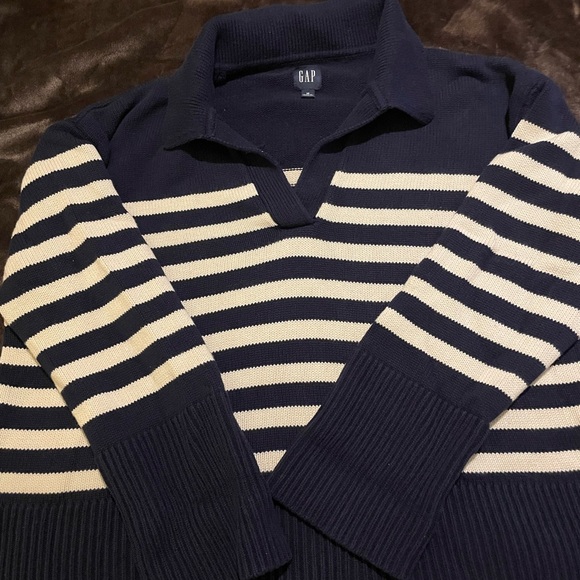 GAP Men's V-Neck Sweater in Navy and Cream Stripes - Picture 1 of 3